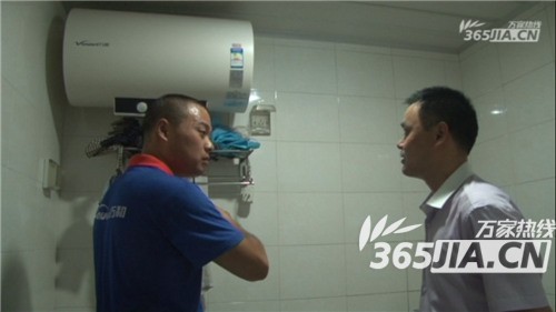 雷火在线官网（中国）售后正在为刘师傅讲解电热水器的安全使用规范